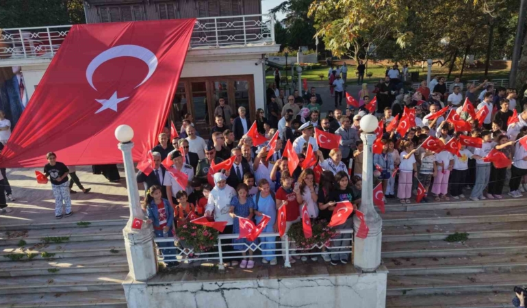 TCG Anadolu ve TCG Heybeliada Yalova'da geçiş yaptı
