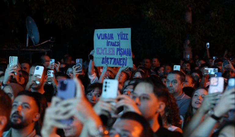 Tavas Zeybek Festivali'nde Merve Özbey rüzgarı esti