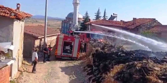 Tavşanlı'da çıkan yangın evlere ulaşmadan kontrol altına alındı