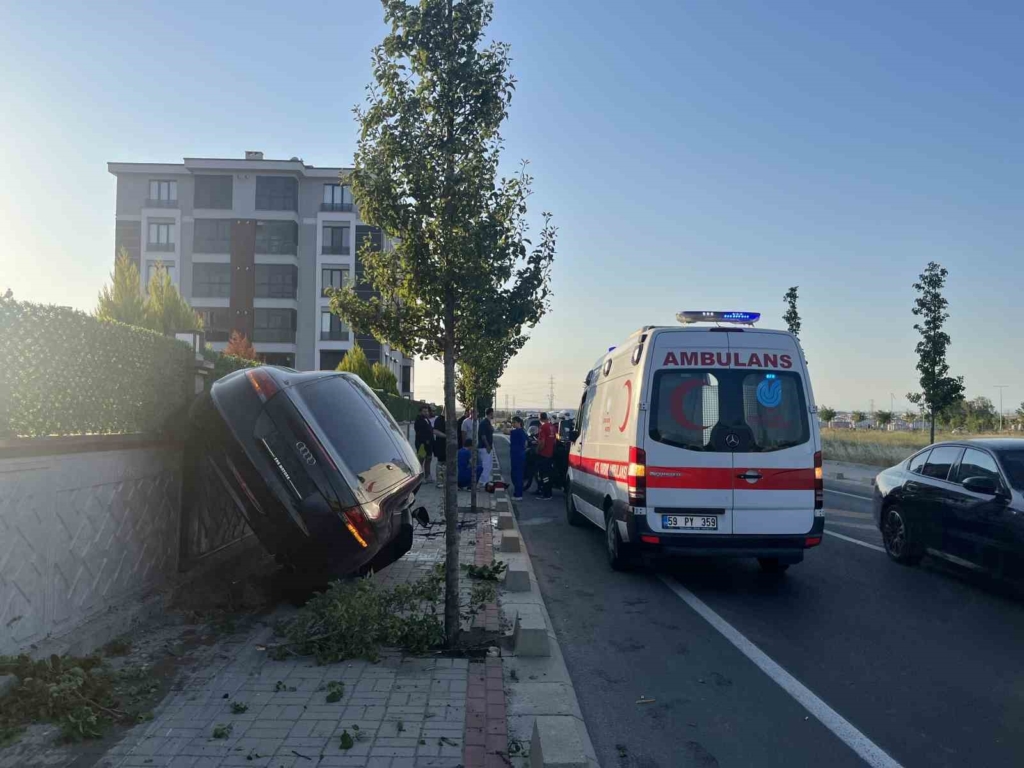 Tekirdağ'da otomobil kaldırımı aşarak duvarda yan durdu