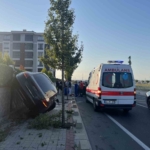 Tekirdağ'da otomobil kaldırımı aşarak duvarda yan durdu