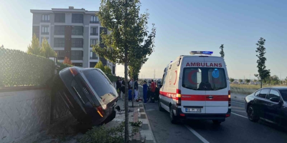 Tekirdağ'da otomobil kaldırımı aşarak duvarda yan durdu