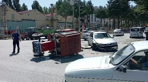 Tokat'ta otomobil ile traktör çarpıştı, yaralı yok
