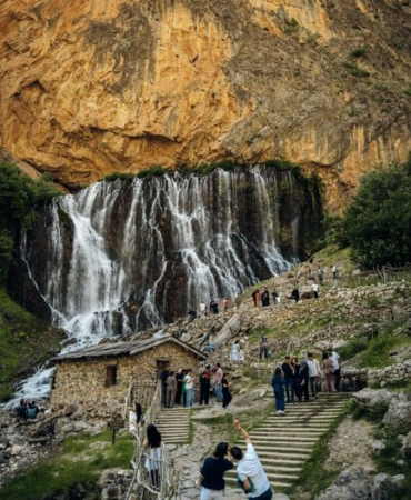 Tomara Şelalesi yaz aylarında ziyaretçilerini ağırlıyor
