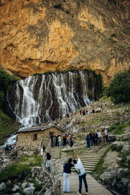 Tomara Şelalesi yaz aylarında ziyaretçilerini ağırlıyor