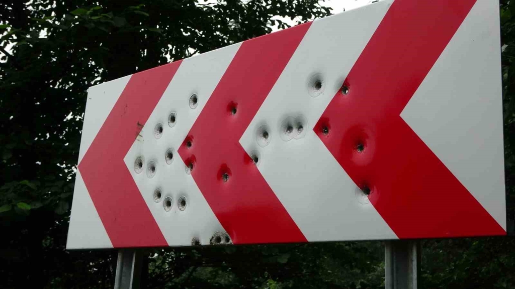 Trabzon'da trafik levhaları magandaların hedefi oldu
