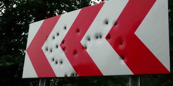 Trabzon'da trafik levhaları magandaların hedefi oldu