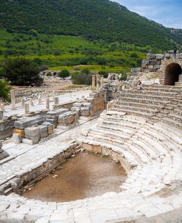 Tralleis Antik Kenti'nde 2 bin yıllık havuz gün yüzüne çıkarıldı