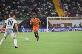 Trendyol Süper Lig'de Corendon Alanyaspor ve Beşiktaş İlk Yarıda Berabere Kaldı