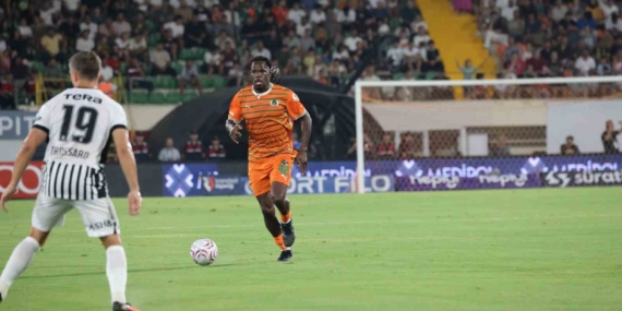 Trendyol Süper Lig'de Corendon Alanyaspor ve Beşiktaş İlk Yarıda Berabere Kaldı