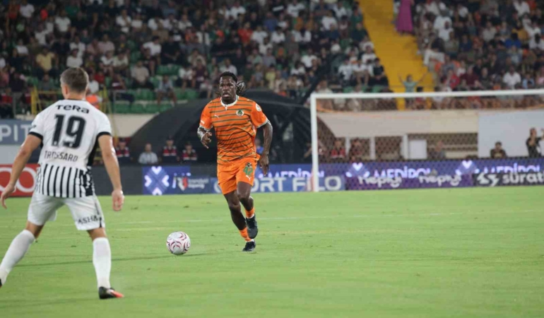 Trendyol Süper Lig'de Corendon Alanyaspor ve Beşiktaş İlk Yarıda Berabere Kaldı