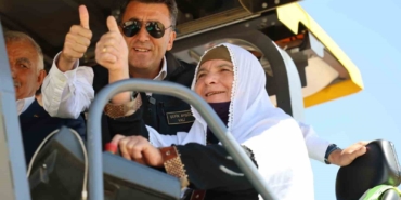 Tunceli'de Vali Aygöl, Sarıbalta Köyü'nde Asfalt Serimini Başlattı