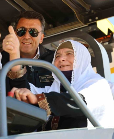 Tunceli'de Vali Aygöl, Sarıbalta Köyü'nde Asfalt Serimini Başlattı