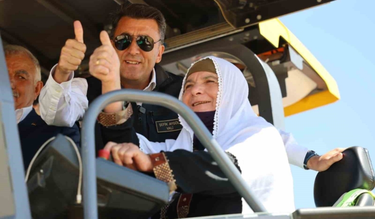Tunceli'de Vali Aygöl, Sarıbalta Köyü'nde Asfalt Serimini Başlattı