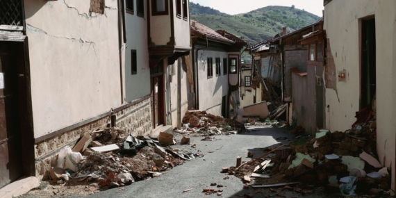 Tunceli'de sağanak yağış köy yollarında hasara neden oldu