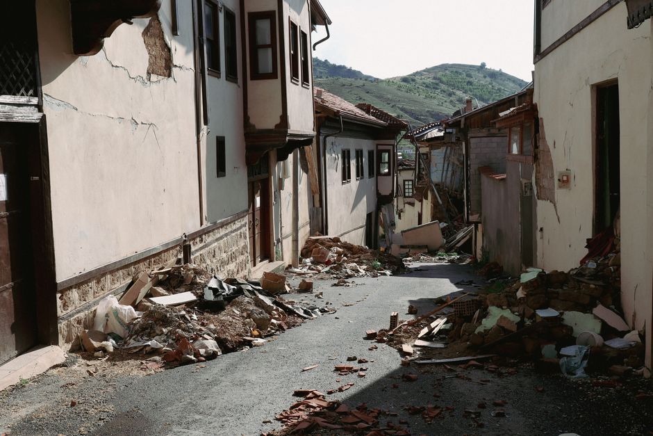 Tunceli'de sağanak yağış köy yollarında hasara neden oldu