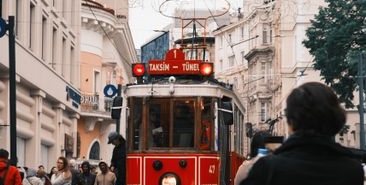 Türk bayrağını yakmaya çalışan kadın adliyeye sevk edildi