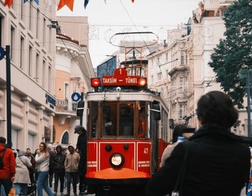 Türk bayrağını yakmaya çalışan kadın adliyeye sevk edildi