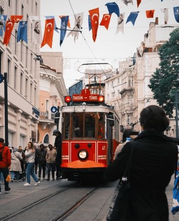 Türk bayrağını yakmaya çalışan kadın adliyeye sevk edildi