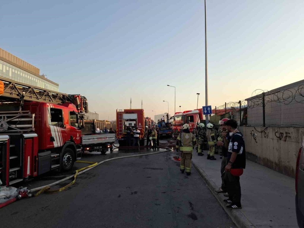 Tuzla'da çıkan yangın seramik deposuna ve teknelere sıçradı