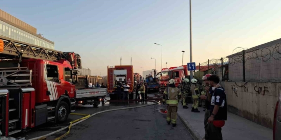 Tuzla'da çıkan yangın seramik deposuna ve teknelere sıçradı