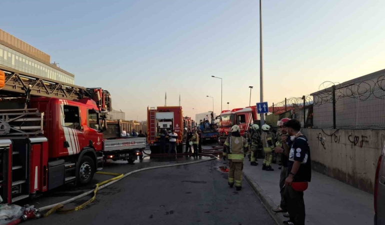 Tuzla'da çıkan yangın seramik deposuna ve teknelere sıçradı