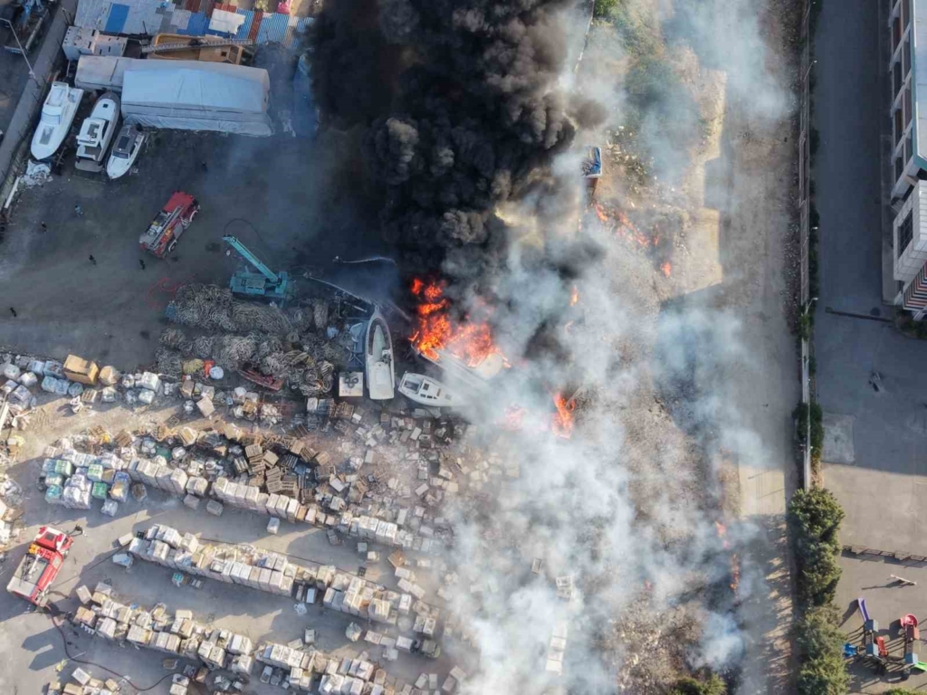 Tuzla'da çıkan yangın teknelere sıçradı, havadan görüntülendi