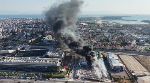 Tuzla'da çıkan yangın teknelere sıçradı