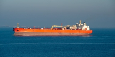 Umman açıklarında tanker yakınında patlama meydana geldi