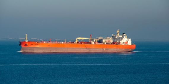 Umman açıklarında tanker yakınında patlama meydana geldi