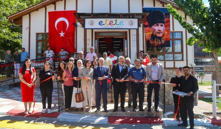 UŞAK BELEDİYESİ ÖZEL BİREYLERİ İŞ HAYATINA KAZANDIRAN KAFEYİ HİZMETE AÇTI