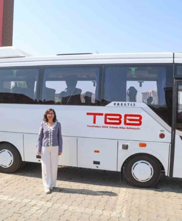 Uşak Belediyesi'ne yeni hizmet aracı hibe edildi
