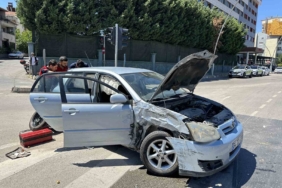 Uşak'ta kamyonet ve otomobil çarpıştı, 4 kişi yaralandı