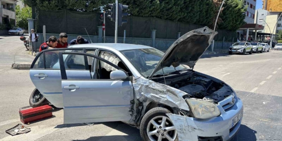 Uşak'ta kamyonet ve otomobil çarpıştı, 4 kişi yaralandı