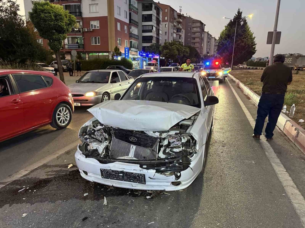 Uşak'ta kırmızı ışıkta bekleyen araca çarpma kazası: 3 yaralı