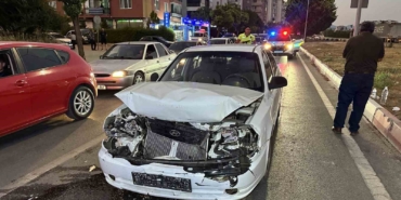 Uşak'ta kırmızı ışıkta bekleyen araca çarpma kazası: 3 yaralı