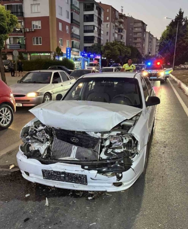 Uşak'ta kırmızı ışıkta bekleyen araca çarpma kazası: 3 yaralı