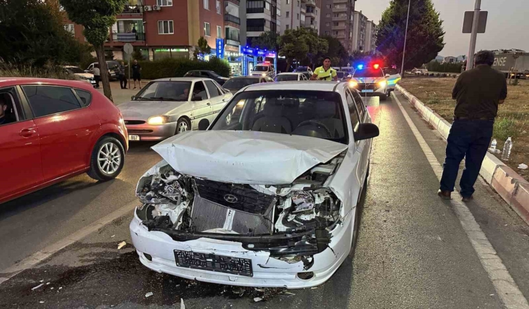 Uşak'ta kırmızı ışıkta bekleyen araca çarpma kazası: 3 yaralı