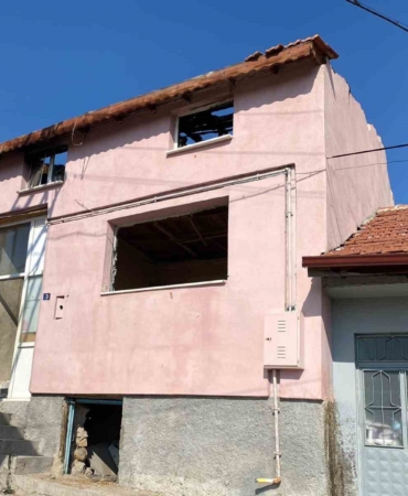Uşak'ta tehlikeli metruk yapılar yıkılıyor