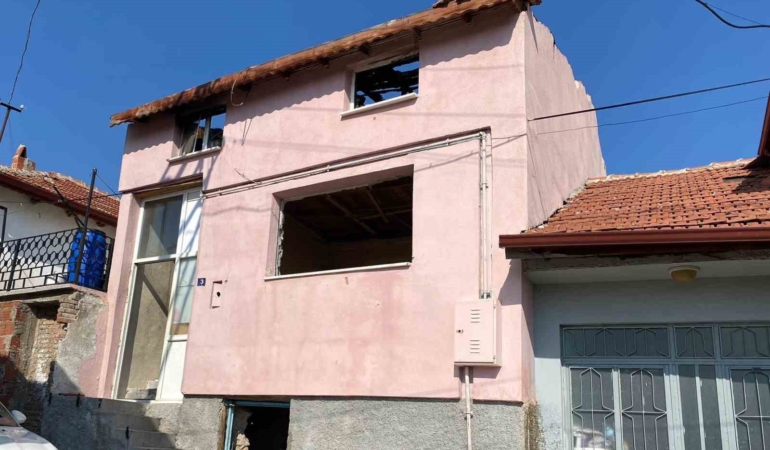 Uşak'ta tehlikeli metruk yapılar yıkılıyor