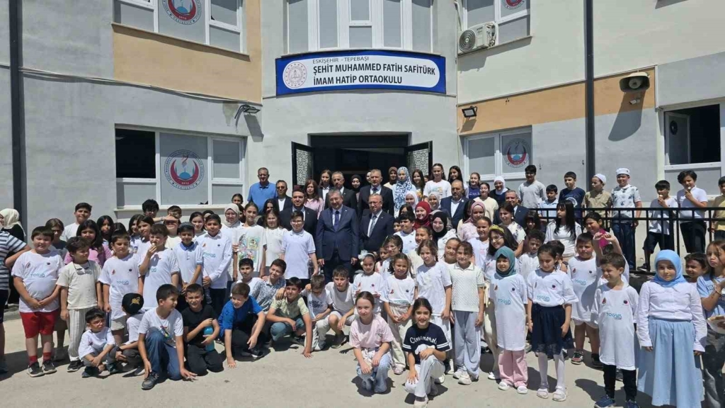 Vali Yılmaz, TÜGVA Eskişehir Yaz Okulu'nu Ziyaret Etti
