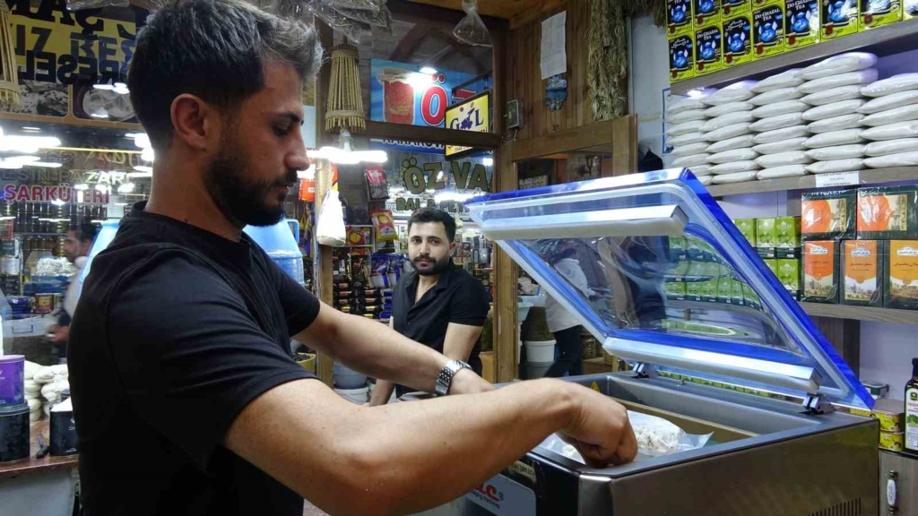 Van otlu peyniri yaz tatilinde yoğun ilgi gördü