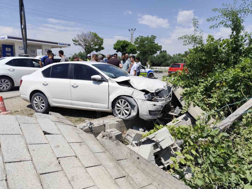 Van'da otomobil kazasında iki kişi yaralandı