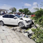 Van'da otomobil kazasında iki kişi yaralandı