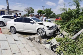 Van'da otomobil kazasında iki kişi yaralandı