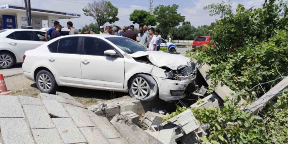Van'da otomobil kazasında iki kişi yaralandı