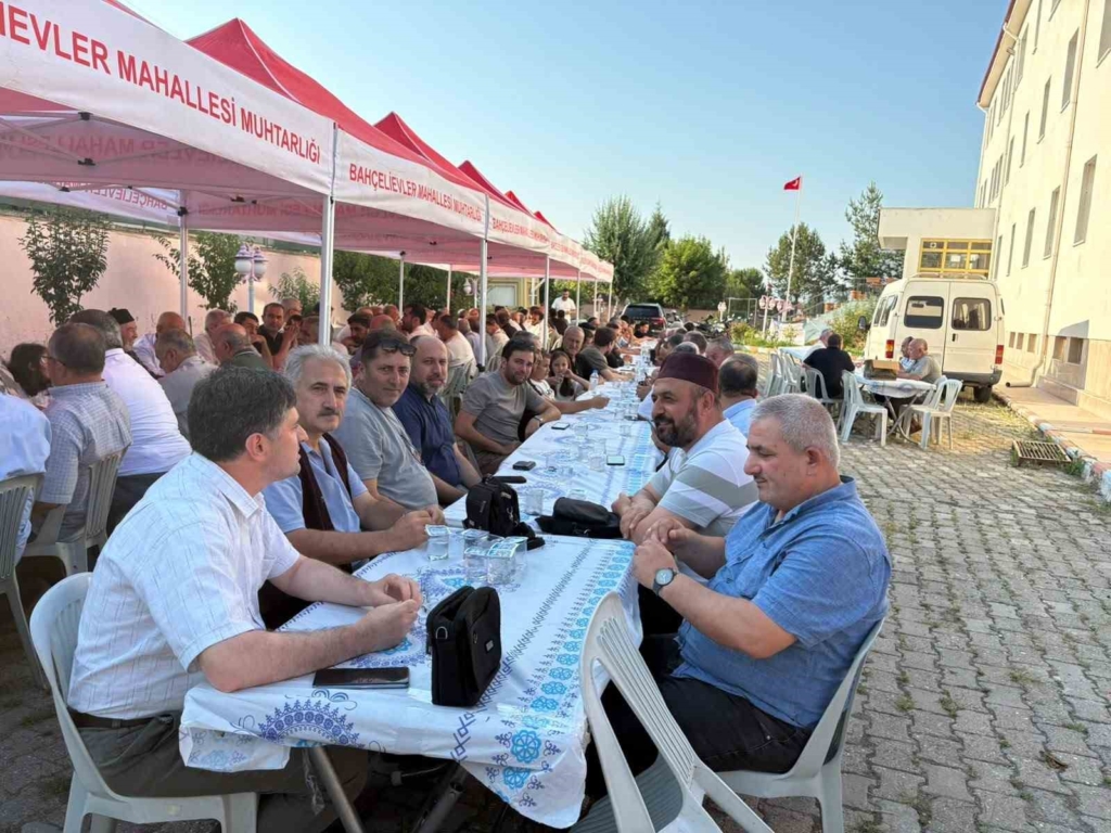 Vezirköprü'de İmam Hatip Mezunları Geleneksel Pilav Günü'nde Buluştu