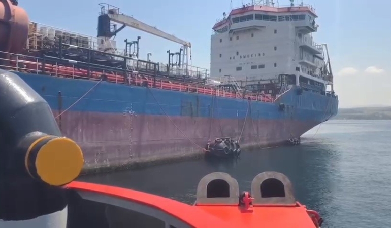Yalova açıklarında makine arızası yapan tanker güvenli bölgeye çekildi