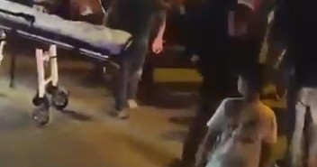 YOLUN KARŞISINA GEÇERKEN OTOMOBİL ÇARPTI: 1'İ AĞIR 2 YARALI