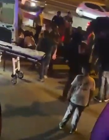 YOLUN KARŞISINA GEÇERKEN OTOMOBİL ÇARPTI: 1'İ AĞIR 2 YARALI